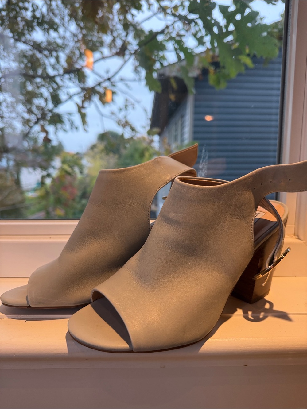 Steve Madden Gray Leather Heels Size 7.5